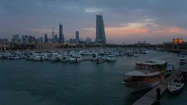 Edificio Dar Al-Awadi, Kuwait — Vídeo de stock