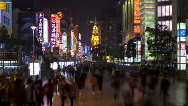 Piétons marchant devant les magasins sur Nanjing Road — Video