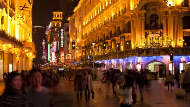 Gyalogosok elmegy tárolja a Nanjing Road — Stock videók