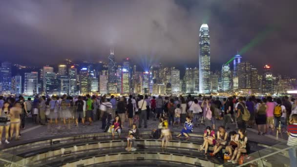 Människor som tittar på ljusshow, Hong Kong — Stockvideo
