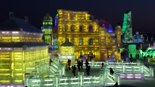 Esculturas de hielo iluminadas en el Hielo Harbin — Vídeos de Stock