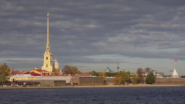 Peter e Paul Fortezza sulla riva del fiume Neva — Video Stock