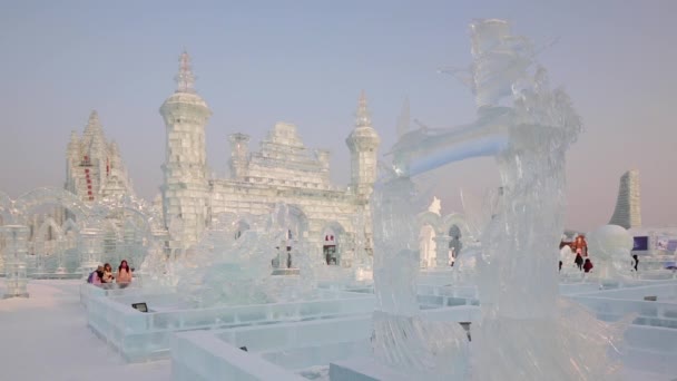 Rzeźby z lodu oświetlony w lodzie Harbin — Wideo stockowe