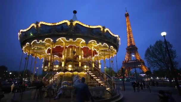 Carrossel abaixo da torre eiffel no crepúsculo — Vídeo de Stock