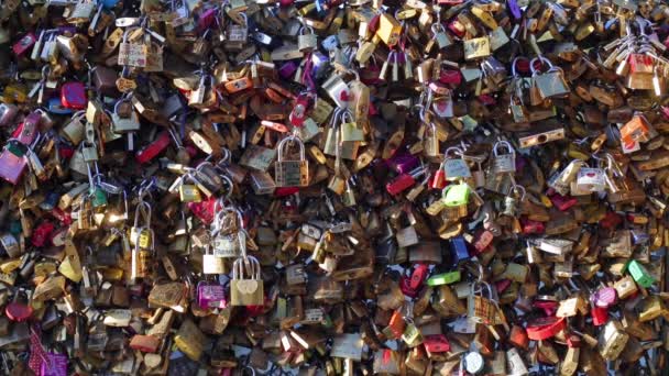 Love locks adorn many bridges in Paris — Stock Video