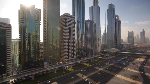 Trafic de Dubaï et immeubles de grande hauteur — Video