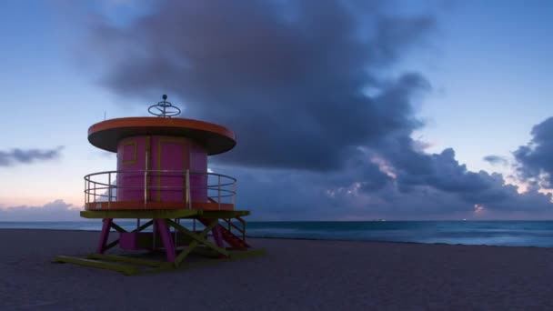 Miami Beach Art Deco tarzı Cankurtaran kulübe — Stok video