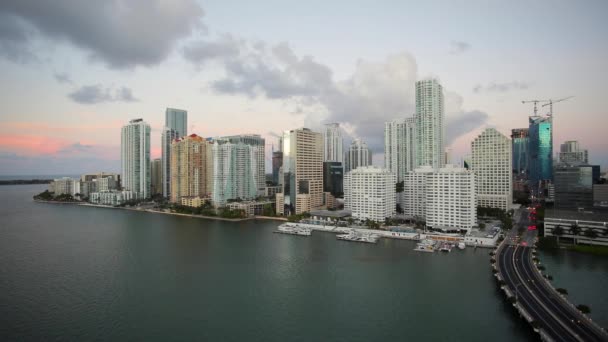 Eiland bedekt met appartement toren, Miami — Stockvideo