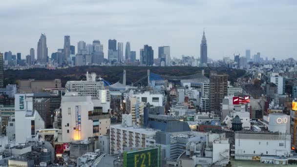 Pohybující mračna nad obchodní čtvrtí Shinjuku — Stock video