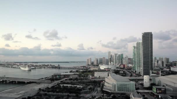 Biscayne Boulevard e lo skyline di Miami — Video Stock