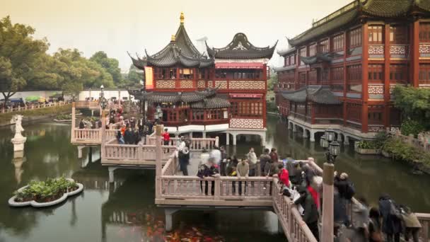 People on the nine-turn zig-zag bridge at Yuyuan Bazaar — Stock Video