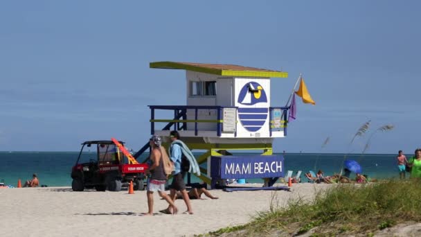 Art Deco stijl badmeester hut op Miami Beach — Stockvideo