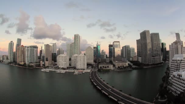 Island omfattas i lägenhet tornet, Miami — Stockvideo