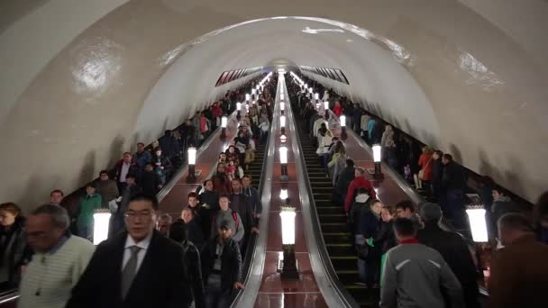 Escalators leading into the Metro — Stock Video