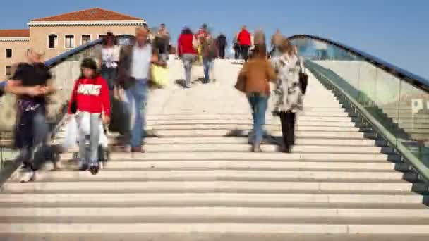 人们穿过卡拉特拉瓦桥 — 图库视频影像