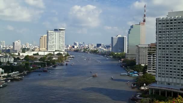 Navires nautiques le long du fleuve Chao Phraya — Video
