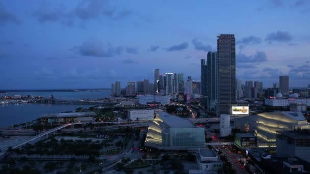 Biscayne Boulevard und die Skyline von Miami — Stockvideo