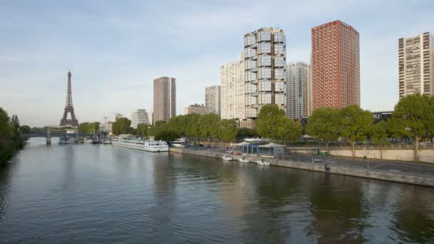 De toren van Eiffel in natuurlijk licht, Parijs — Stockvideo