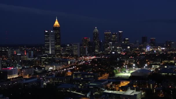 Interstate 85 passing Atlanta skyline — Stock Video