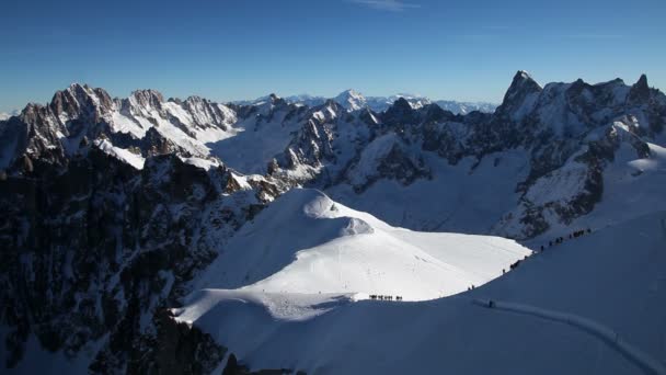 Лыжники в начале Эгильи дю Миди — стоковое видео