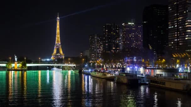 川セーヌ川とエッフェル塔の塔、パリřeky seine a Eiffelova věž, Paříž — Stock video