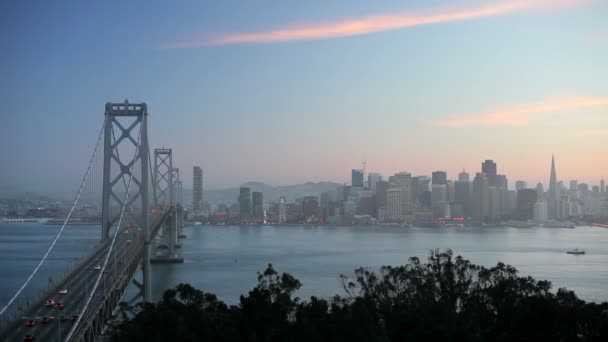 Skyline van de stad en de Bay Bridge, San Francisco — Stockvideo