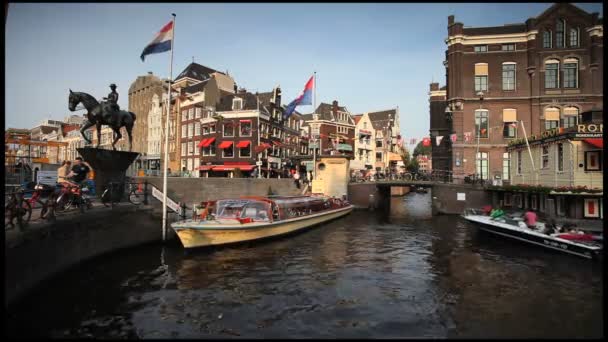 Barco de turismo no Canal, Amsterdã — Vídeo de Stock