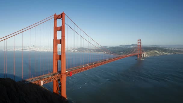 Pojazdy jeżdżąc przez most Golden Gate — Wideo stockowe