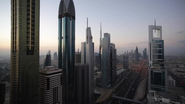Dubai trafik och höga byggnader — Stockvideo