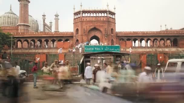 Mensen die de Jama Masjid verlaten — Stockvideo