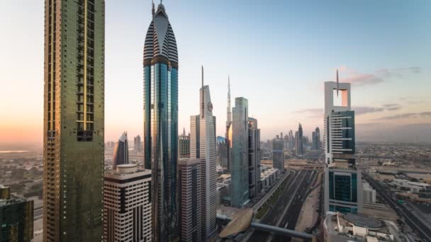 Dubai tráfico y edificios de gran altura — Vídeos de Stock