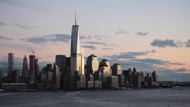 Manhattan over de Hudson rivier — Stockvideo