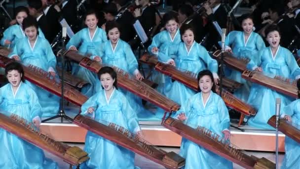 Mujeres actuando durante un concierto en el Pyongyang — Vídeos de Stock