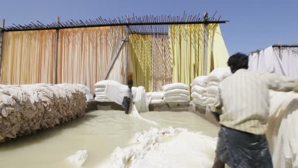 Piscina di sbiancamento in una fabbrica di abbigliamento Sari — Video Stock