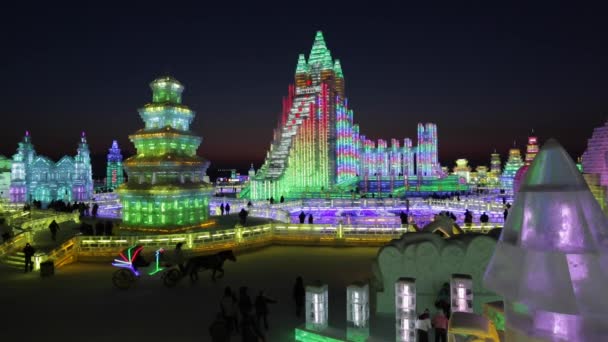 Esculturas de hielo iluminadas en el Hielo Harbin — Vídeos de Stock