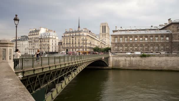 Paris'te seine Nehri üzerinde köprü — Stok video