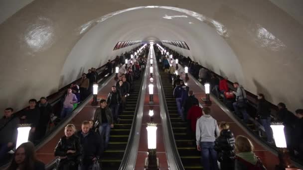 Escalators leading into the Metro — Stock Video