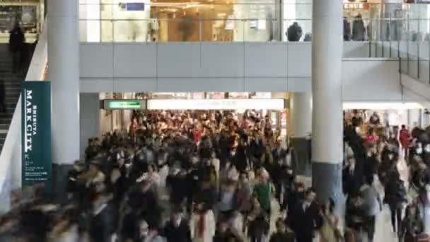 Comutadores caminhando pela Estação Shibuya — Vídeo de Stock