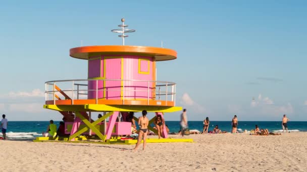 Cabaña de salvavidas estilo Art Deco en Miami Beach — Vídeo de stock