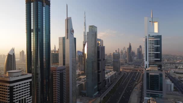 Trafic de Dubaï et immeubles de grande hauteur — Video