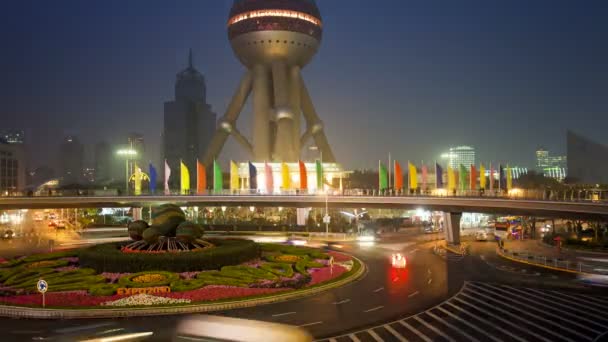Passerelle piétonne au-dessus d'un rond-point de la circulation, Shanghai — Video