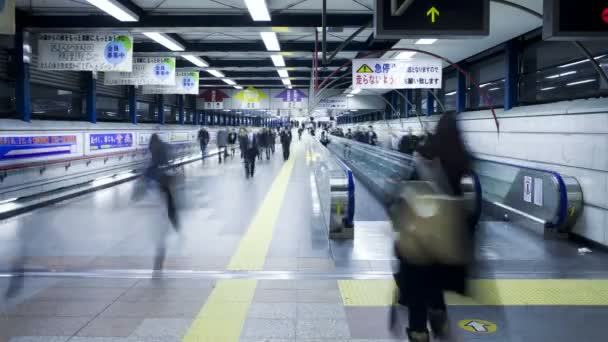 Commuters on a moving walkway in  Shibuya Station — Stock Video