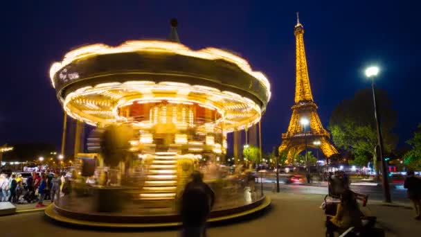 Karusellen under Eiffeltornet på twilight — Stockvideo