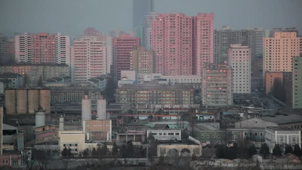 Apartman binaları şehir merkezinde, Pyongyang — Stok video