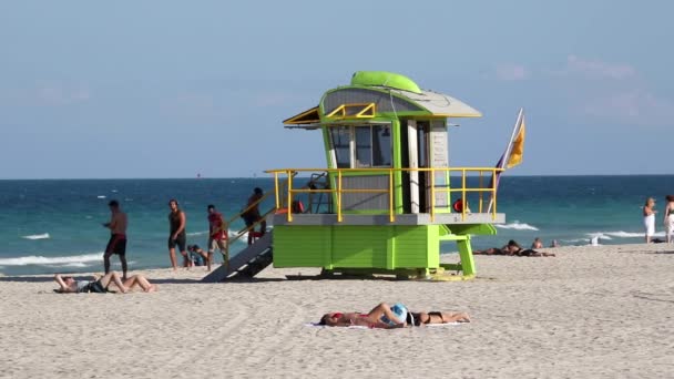 Art Deco stílusú Lifeguard kunyhó a Miami Beach — Stock videók