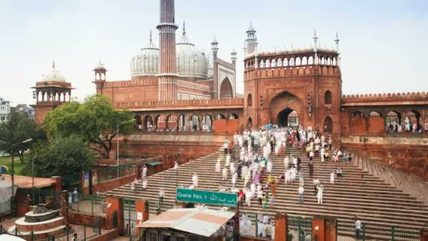 Menschen verlassen die jama masjid — Stockvideo