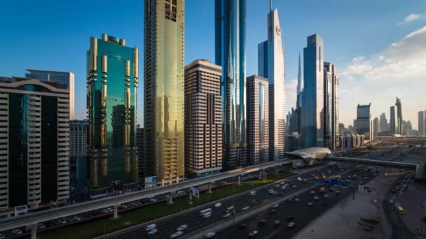 Движение в Дубае и высотные здания — стоковое видео