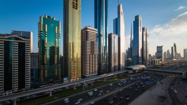 Trafic de Dubaï et immeubles de grande hauteur — Video