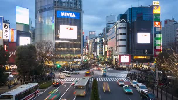 Yayalar ve trafik Shibuya geçiş arasında — Stok video