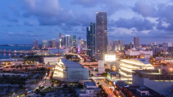 Biscayne Boulevard en de skyline van Miami — Stockvideo